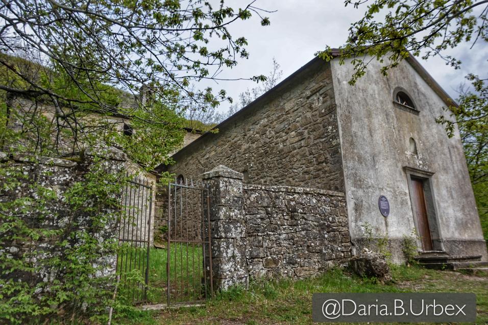Chiesa e Cimitero di un Borgo Fantasma
